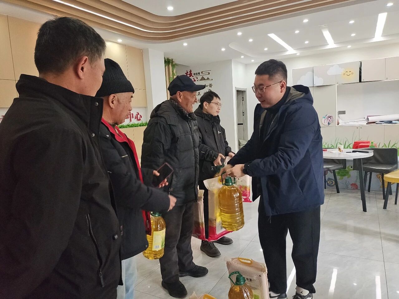 新春送暖顯真情 履職為民映初心——黃石港區(qū)人大代表張自如參加延安嶺社區(qū)新春慰問活動(dòng)